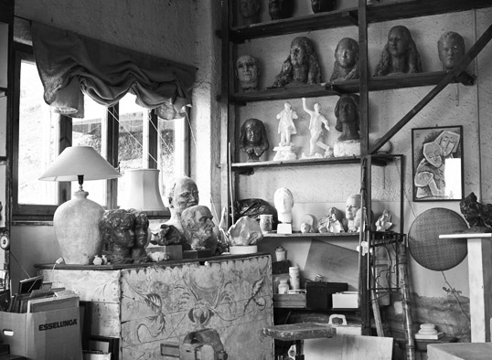 Fiore de Henriquez's studio at Peralta, lined with her sculpture